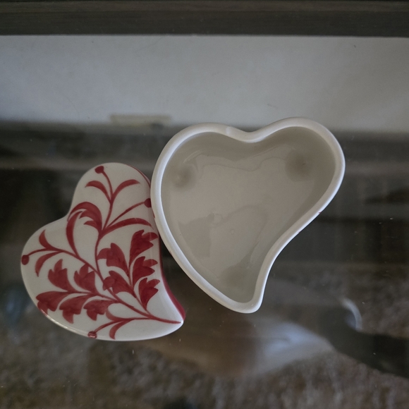 Andrea by Sadek porcelain heart jewelry box. - Picture 5 of 8
